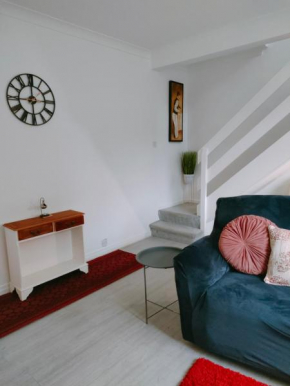 Shalom Haven - 4BR with Private-Parking SA